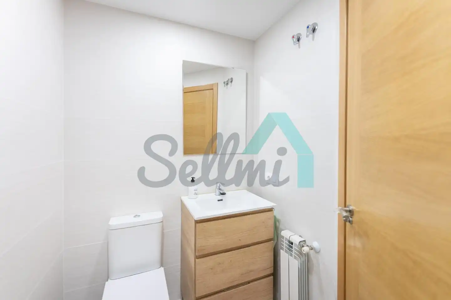 Bathroom of Flat for rent in Oviedo   with Heating, Parquet flooring and Storage room