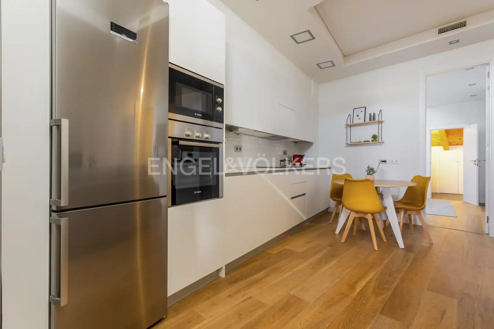 Cuina de Apartament de lloguer en Madrid amb Aire condicionat, Calefacció i Moblat