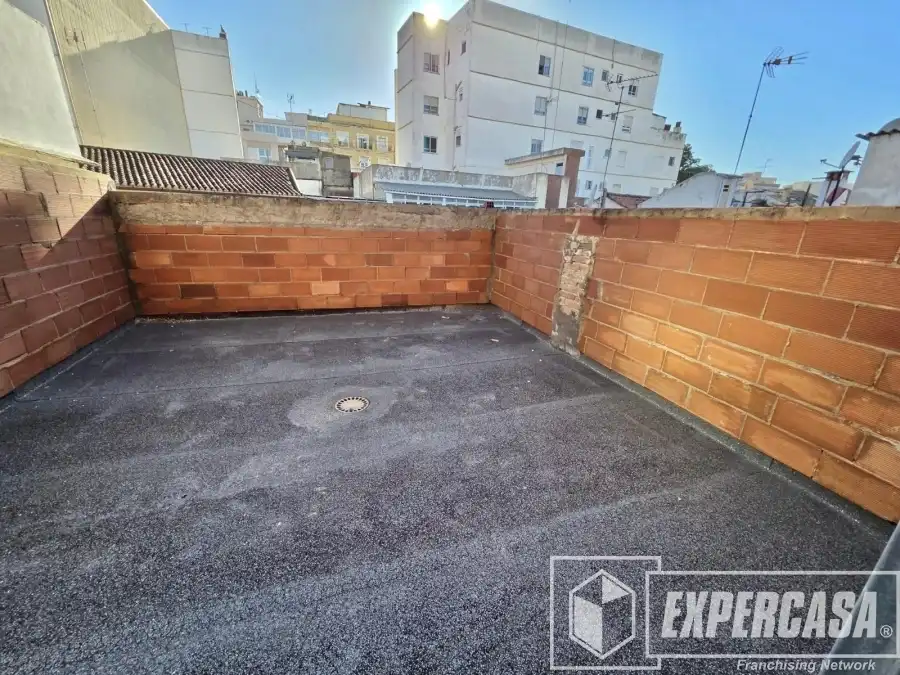 Casa aparellada en venda a Casc Urbà
