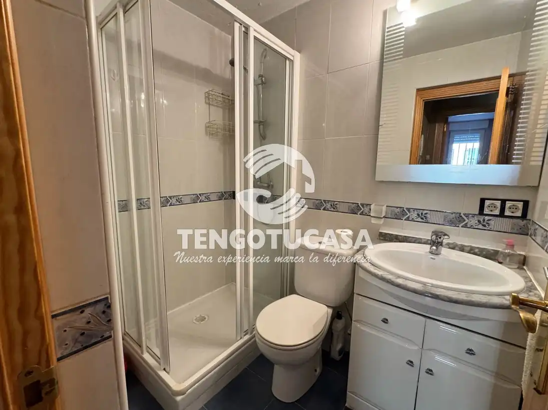 Baño de Piso en venta en Madrid con Calefacción, Trastero y Horno