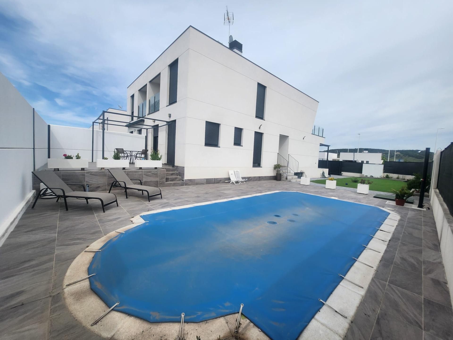 Piscina de Casa adosada en venda en Villalbilla amb Calefacció, Jardí privat i Terrassa