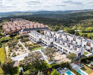 Vista exterior de Casa adosada en venda en Las Rozas de Madrid amb Aire condicionat, Calefacció i Jardí privat