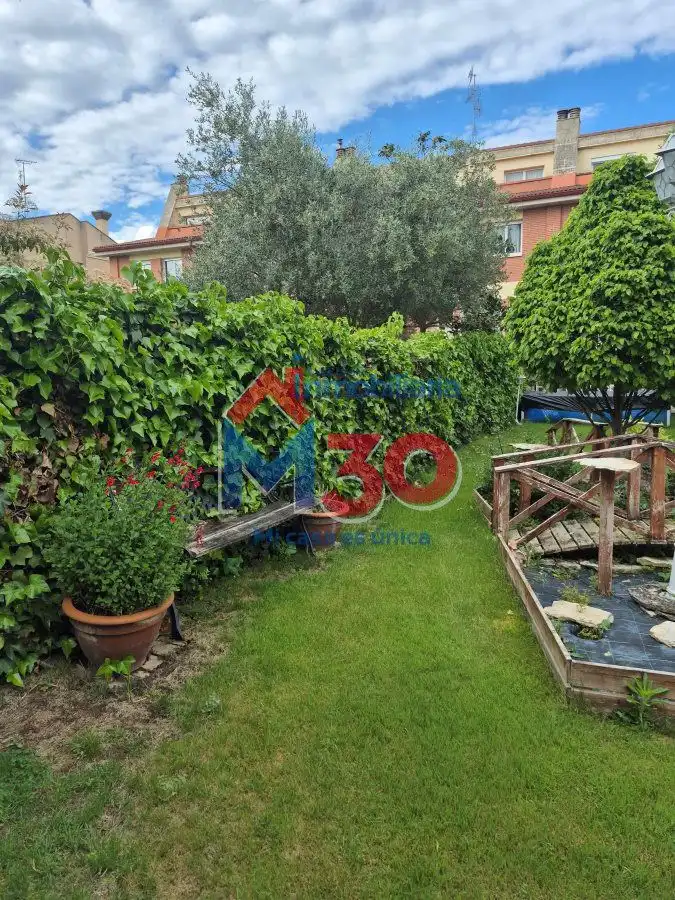 Jardí de Casa adosada en venda en Miranda de Ebro amb Calefacció, Terrassa i Traster