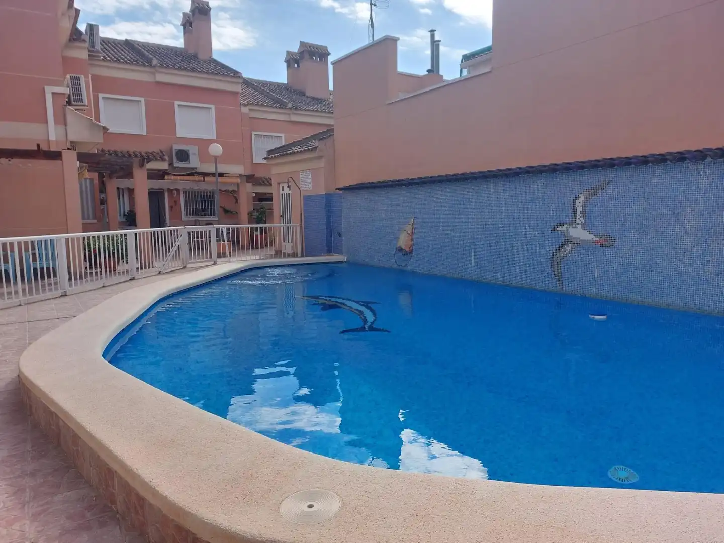 Schwimmbecken von Einfamilien-Reihenhaus zum Verkauf in Elche / Elx mit Privatgarten, Terrasse und Gemeinschaftspool