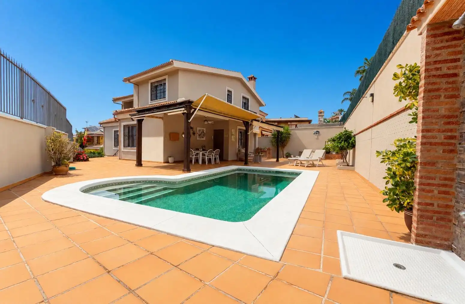Vista exterior de Casa o chalet en venta en Alhaurín de la Torre con Aire acondicionado, Calefacción y Piscina