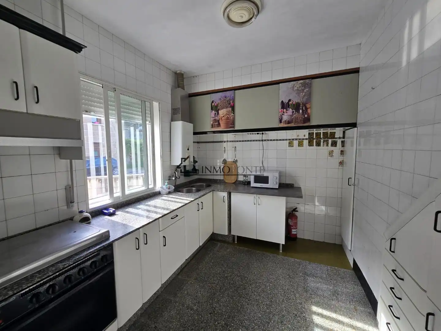 Cuina de Casa o xalet en venda en Bueu amb Calefacció, Traster i Moblat