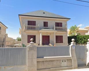 Vista exterior de Casa o xalet en venda en Collado Villalba amb Jardí privat, Terrassa i Piscina comunitària