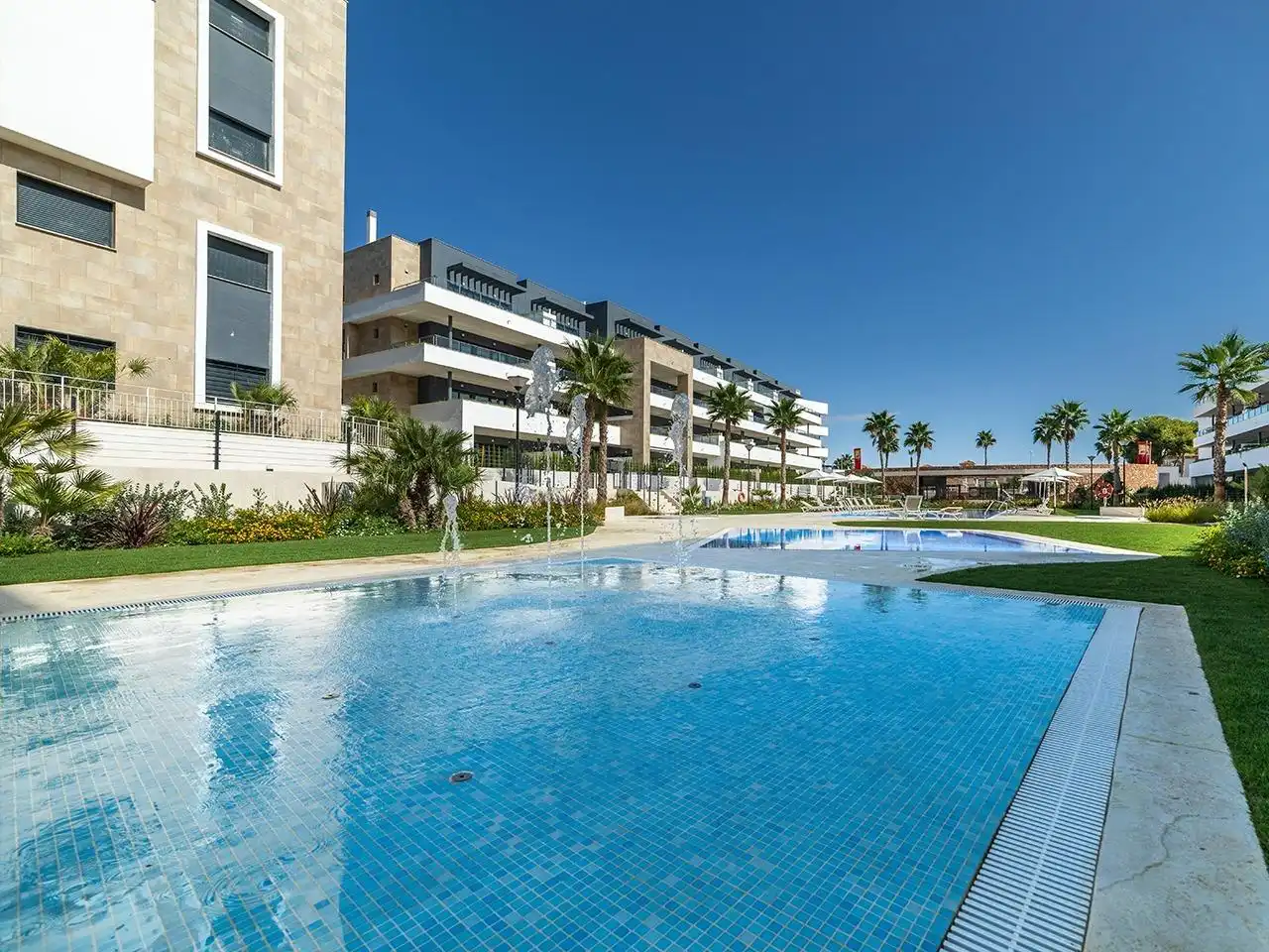 Piscina de Planta baixa en venda en Orihuela amb Aire condicionat, Jardí privat i Terrassa