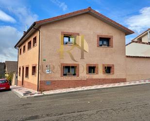 Vista exterior de Casa o xalet en venda en Villaquilambre amb Calefacció, Jardí privat i Parquet