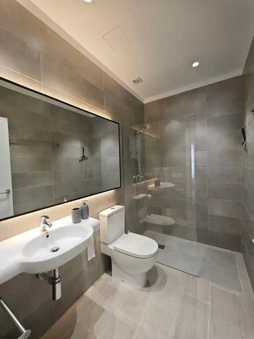 Badezimmer von Wohnungen zur Miete in  Palma de Mallorca mit Klimaanlage, Privatgarten und Abstellraum
