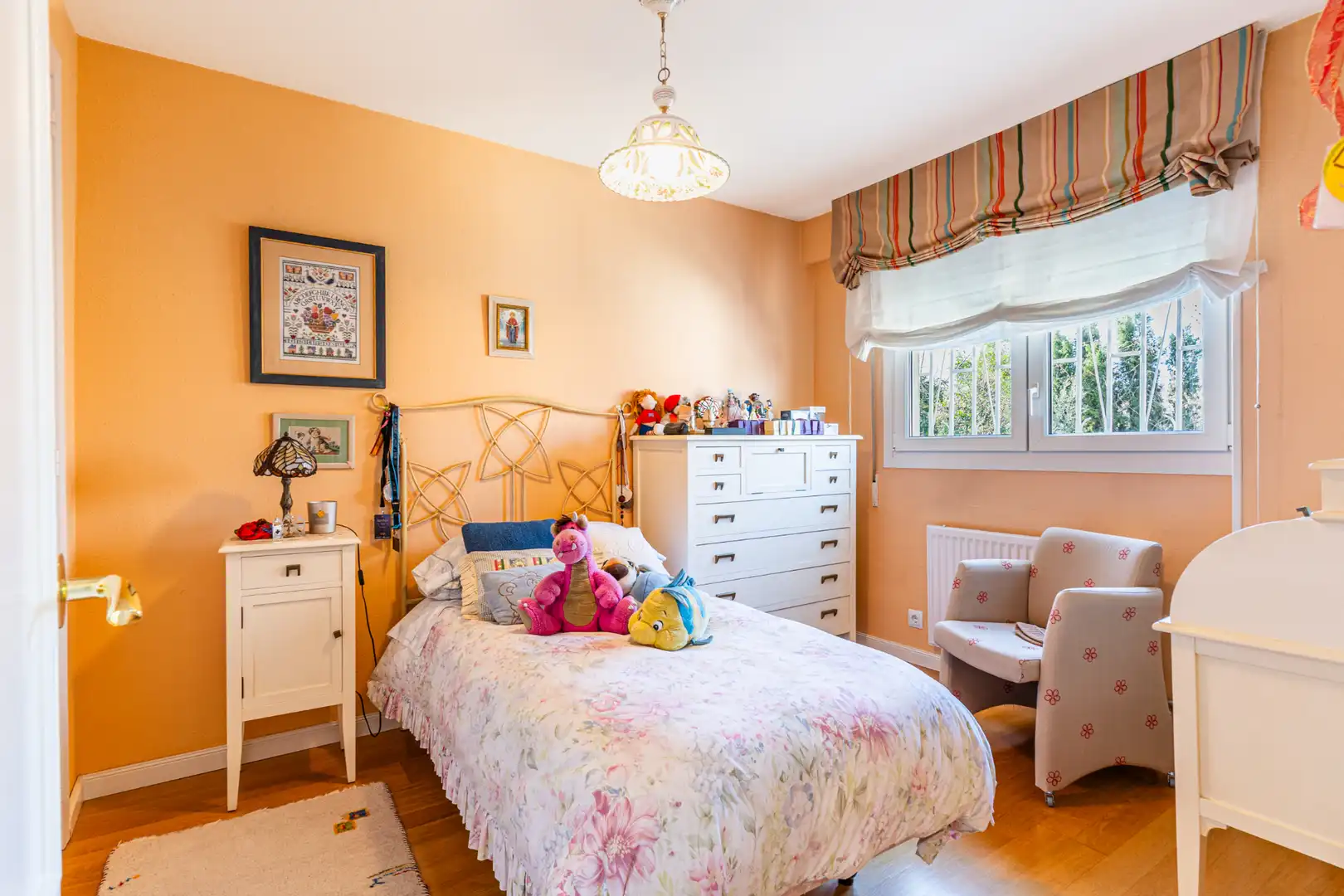 Schlafzimmer von Einfamilien-Reihenhaus zum Verkauf in Las Rozas de Madrid mit Klimaanlage, Heizung und Privatgarten
