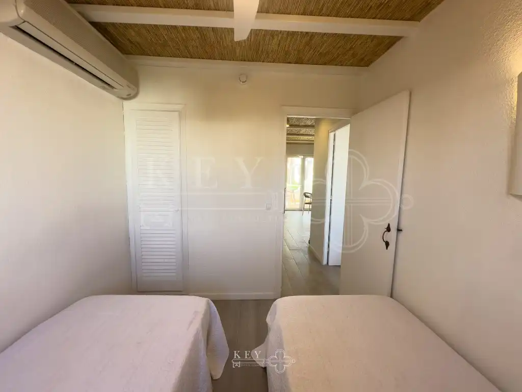 Dormitori de Apartament en venda en Ciutadella de Menorca amb Aire condicionat, Jardí privat i Piscina
