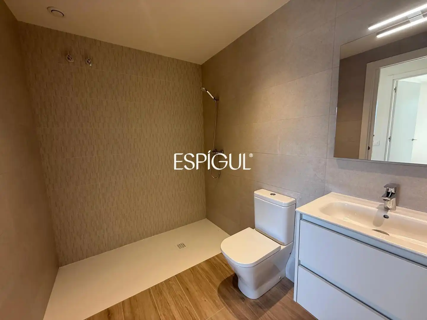 Badezimmer von Wohnung zur Miete in Girona mit Heizung, Terrasse und Abstellraum