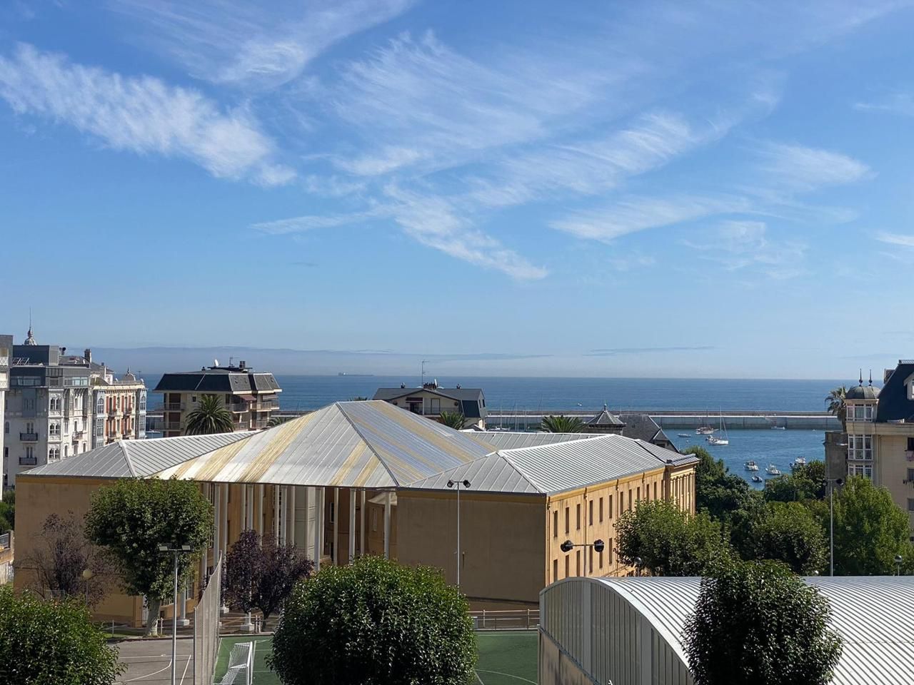 Vista exterior de Pis en venda en Castro-Urdiales amb Parquet i Moblat