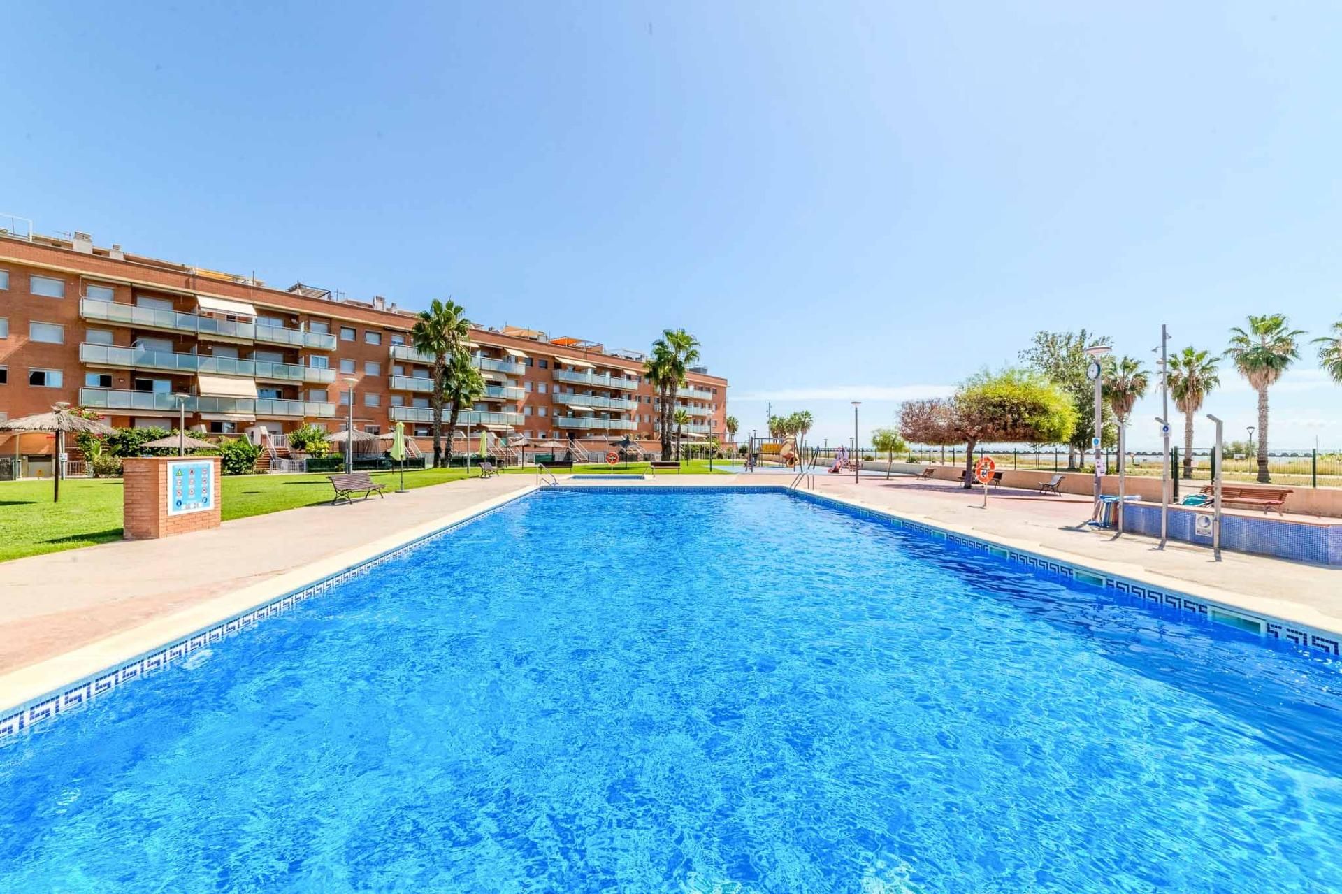 Piscina de Pis en venda en Cubelles amb Aire condicionat, Calefacció i Jardí privat