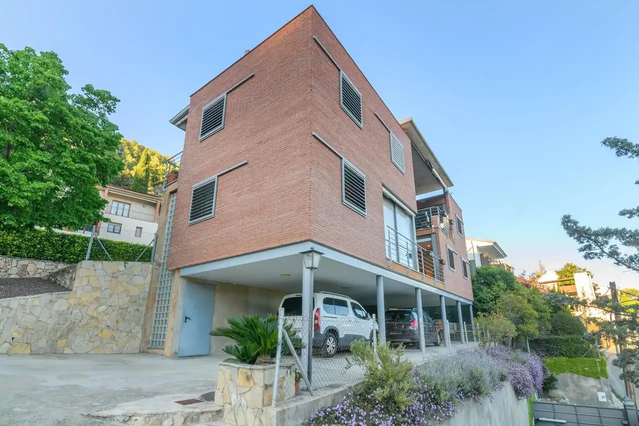 Vista exterior de Casa o chalet en venta en Vallirana con Aire acondicionado y Balcón