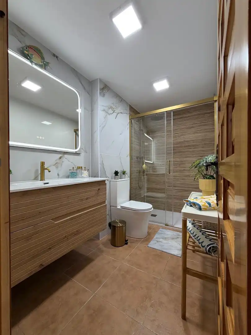 Badezimmer von Dachboden zum Verkauf in Zahara de los Atunes mit Privatgarten, Terrasse und Abstellraum