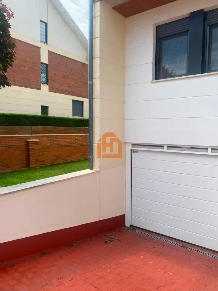 Vista exterior de Casa adosada en venta en San Andrés del Rabanedo con Calefacción, Jardín privado y Trastero