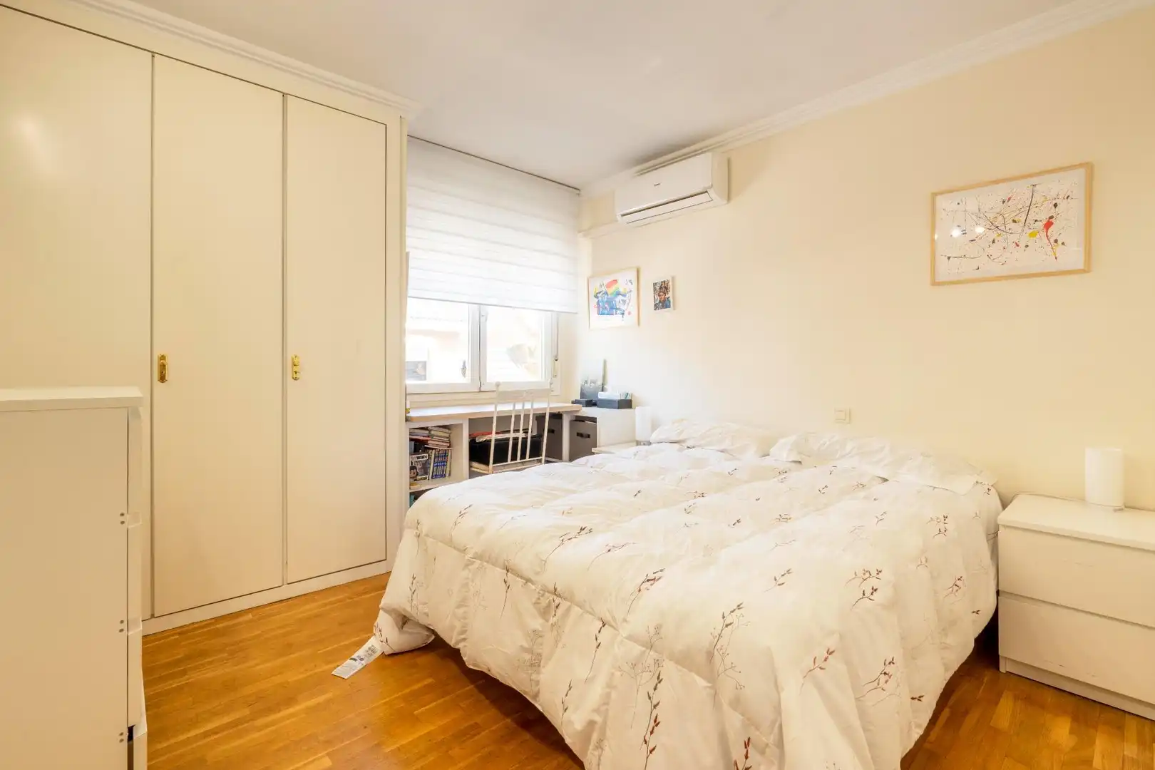 Dormitori de Casa adosada en venda en Madrid amb Aire condicionat, Calefacció i Jardí privat