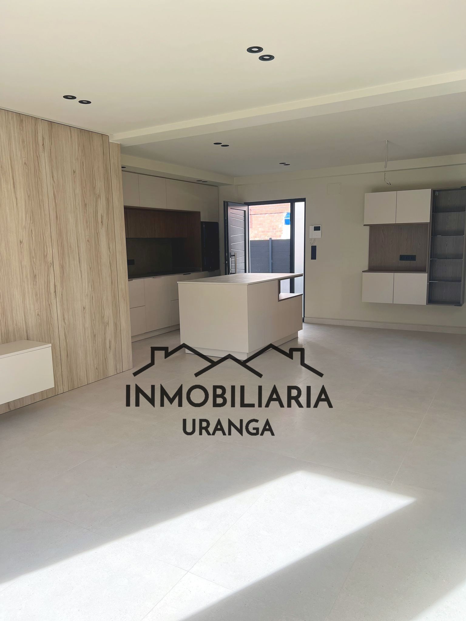 Vista exterior de Pis en venda en Laredo amb Calefacció i Jardí privat