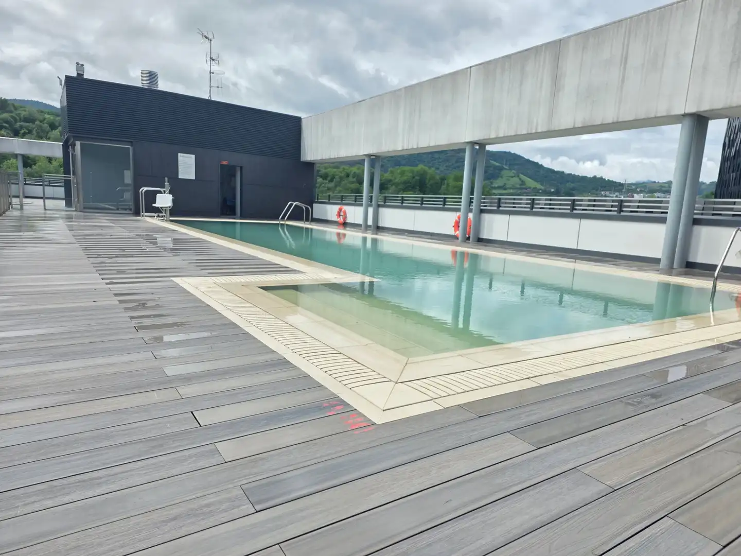 Piscina de Pis en venda en Bilbao  amb Calefacció, Jardí privat i Parquet