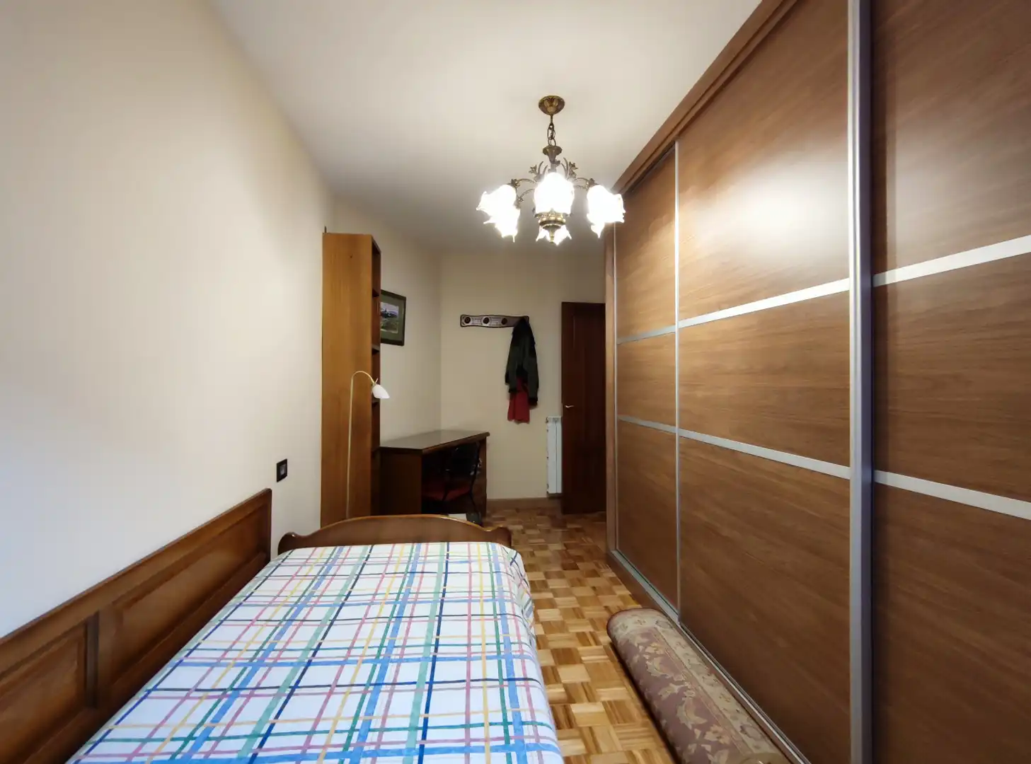 Dormitori de Pis en venda en Oviedo  amb Calefacció, Parquet i Traster