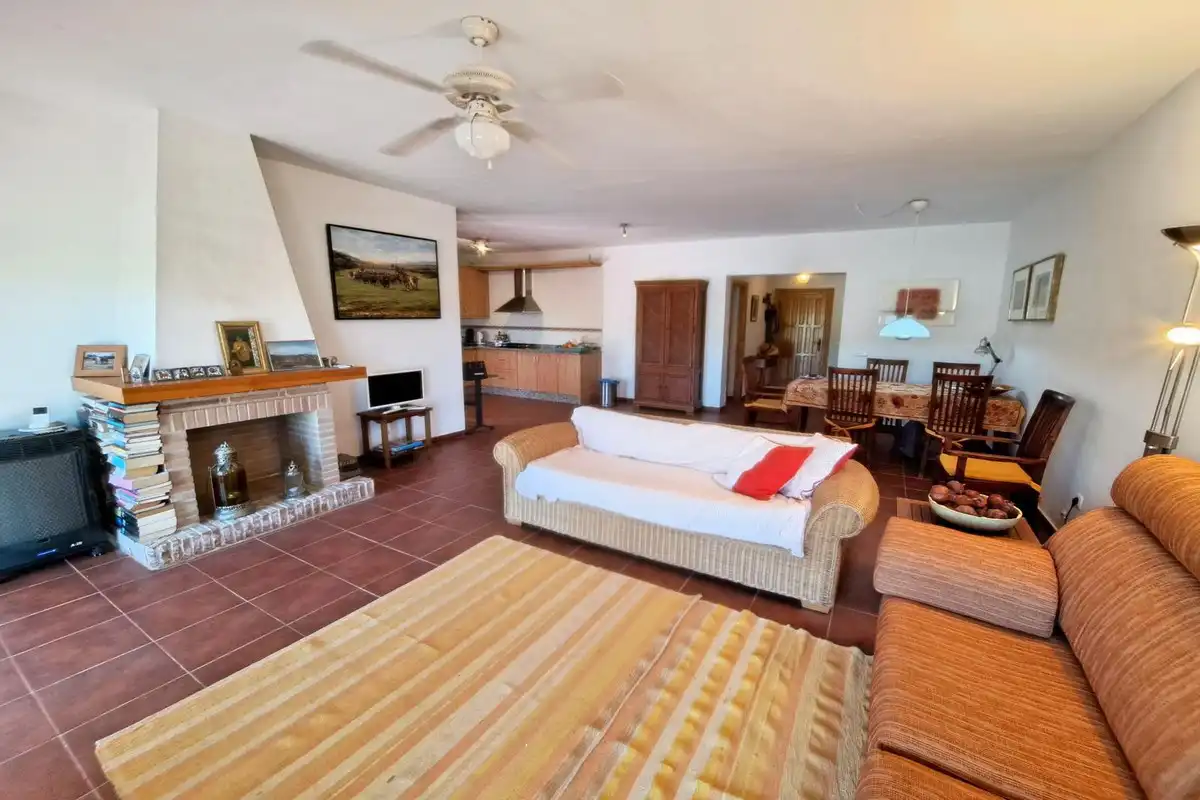 Sala d'estar de Finca rústica en venda en Tolox amb Jardí privat, Terrassa i Piscina