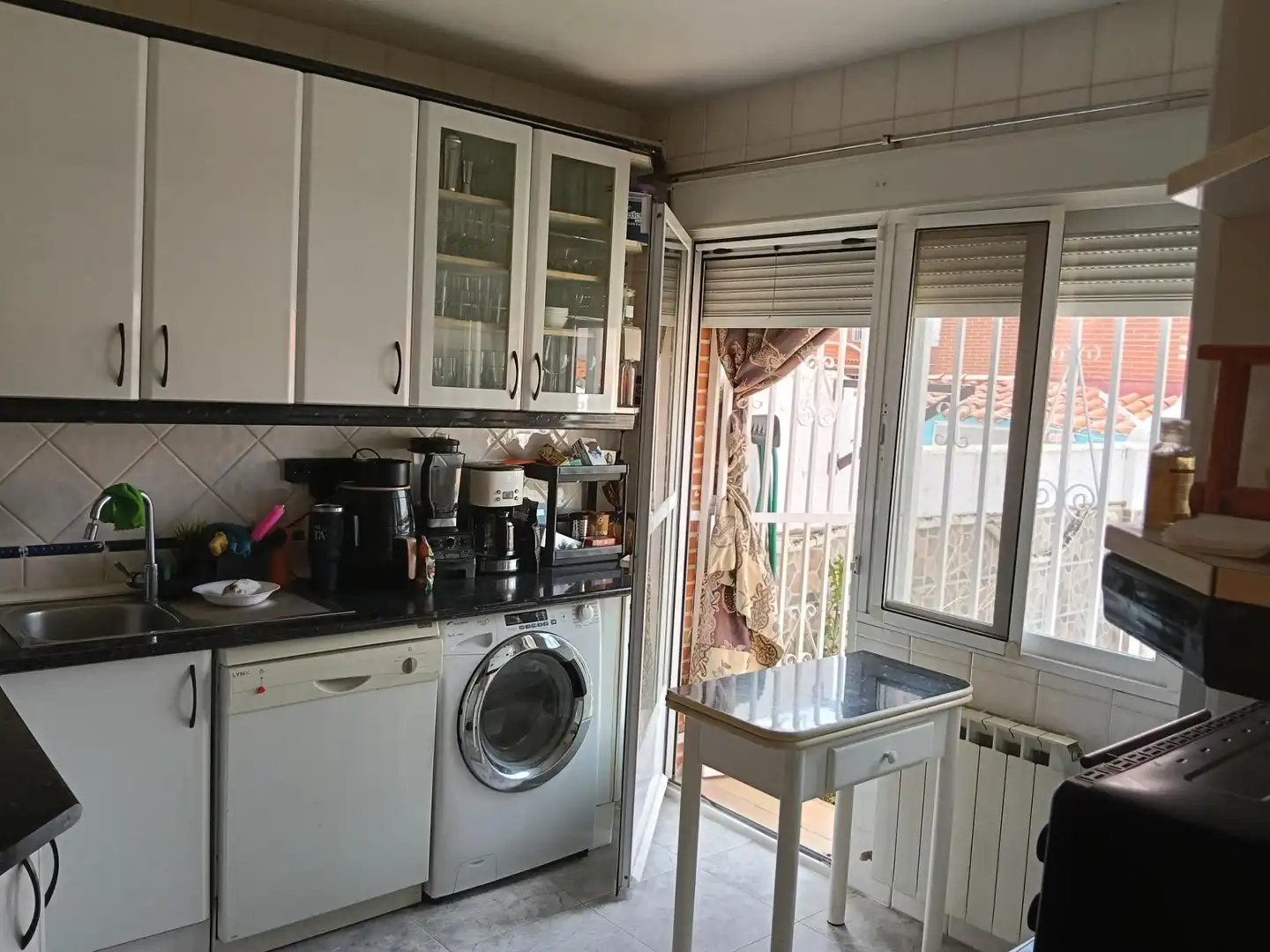 Cuina de Casa adosada en venda en Cedillo del Condado amb Calefacció, Jardí privat i Terrassa