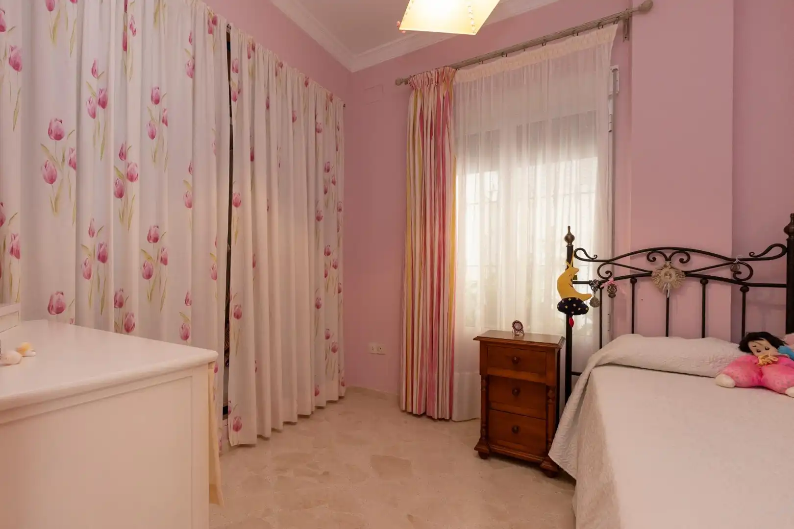 Dormitori de Casa o xalet en venda en Sanlúcar la Mayor amb Jardí privat, Traster i Piscina