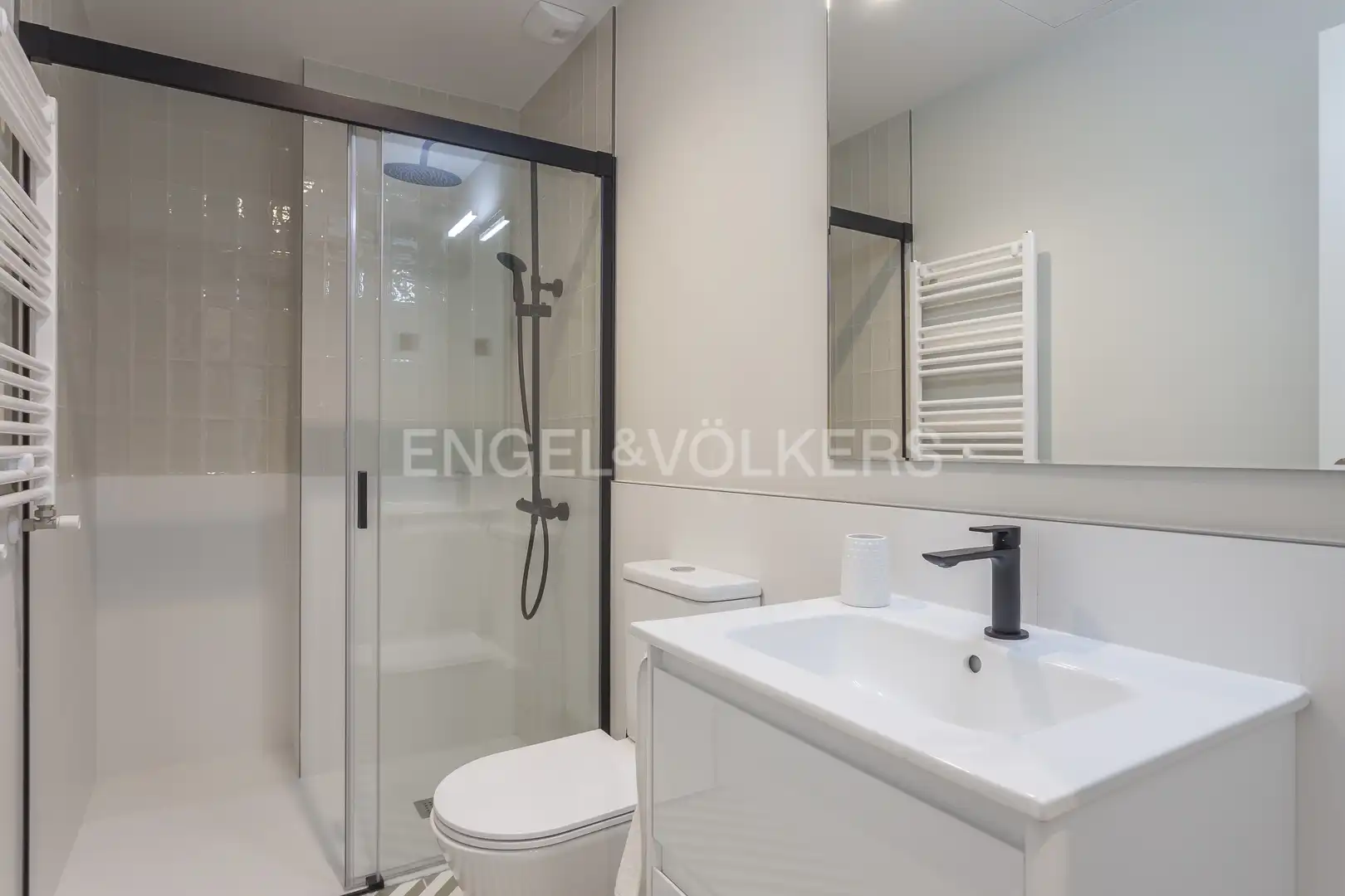Baño de Piso de alquiler en Madrid con Aire acondicionado, Calefacción y Jardín privado