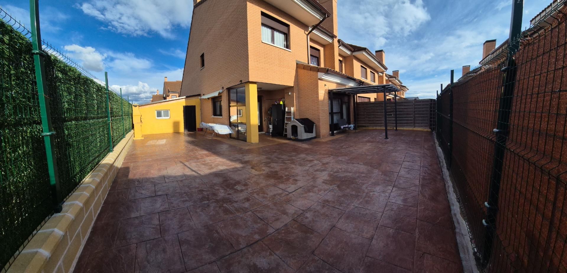 Terrassa de Casa adosada en venda en Aldeamayor de San Martín amb Calefacció, Jardí privat i Terrassa