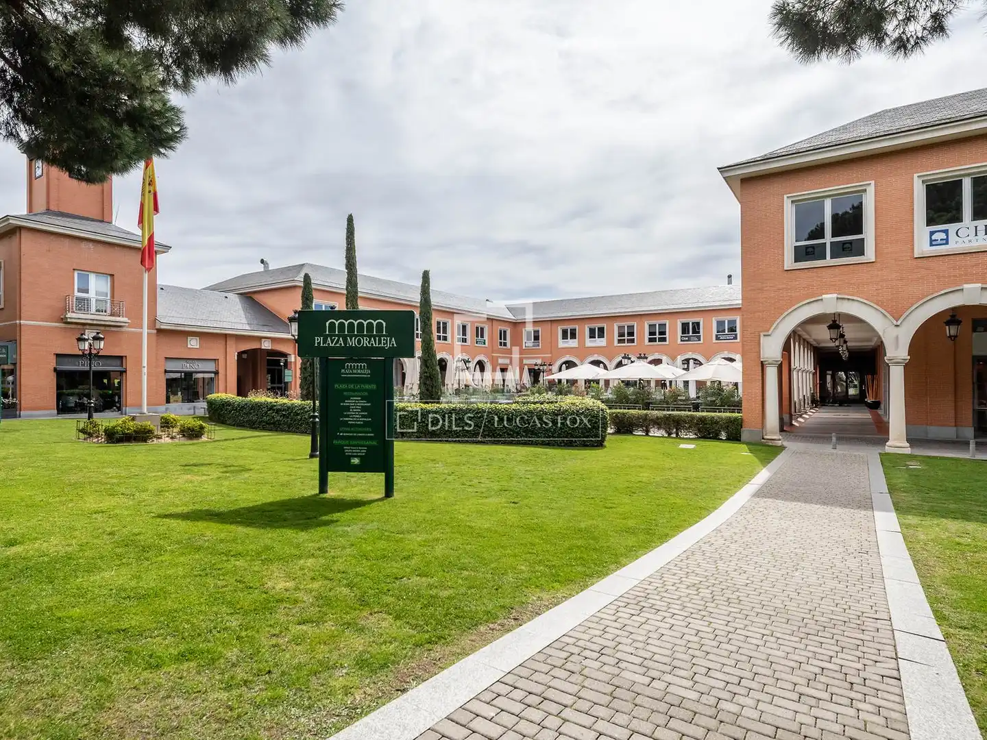 Vista exterior de Casa o xalet en venda en La Moraleja amb Aire condicionat, Calefacció i Jardí privat