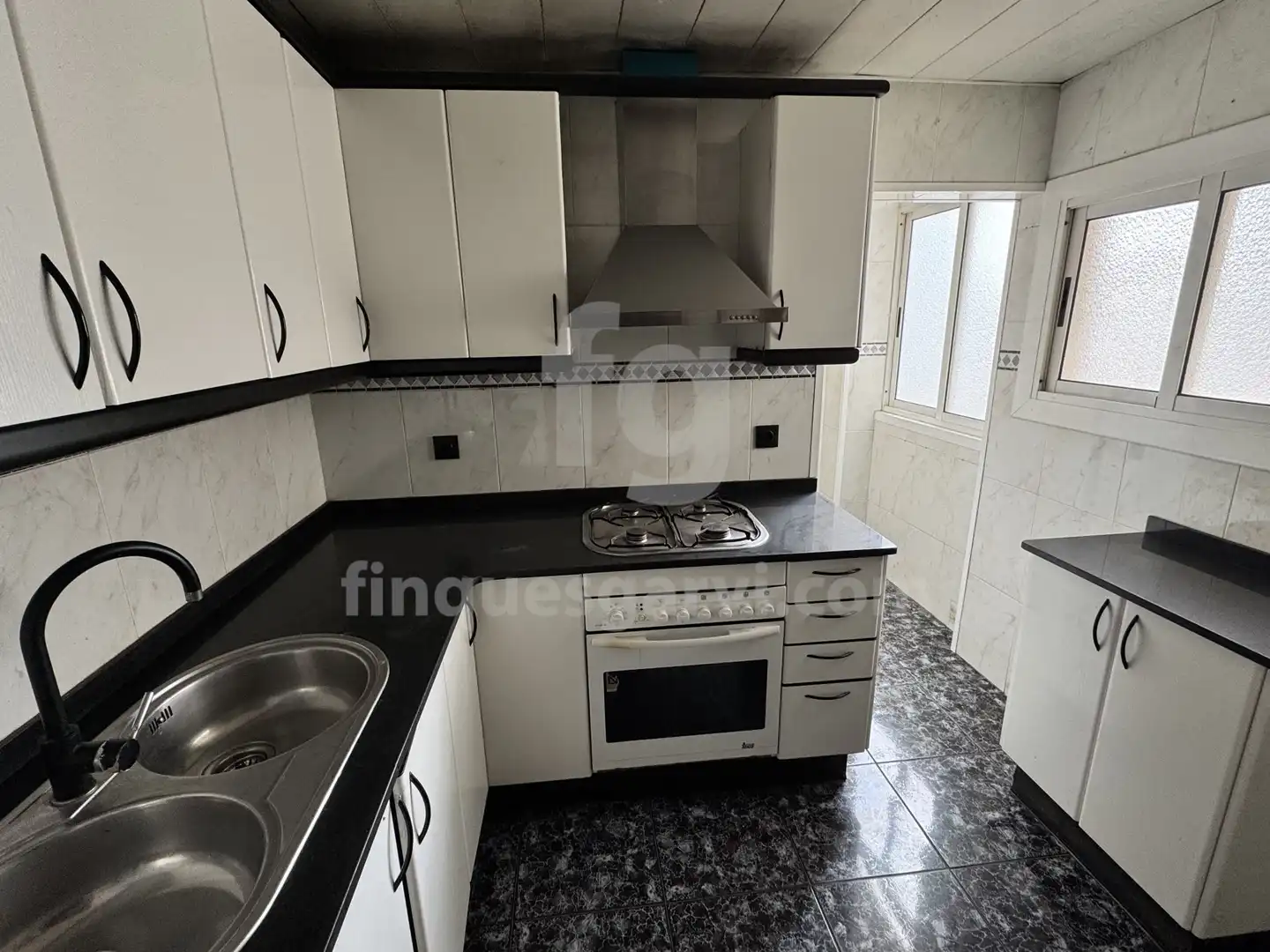 Cocina de Piso en venta en L'Hospitalet de Llobregat con Balcón