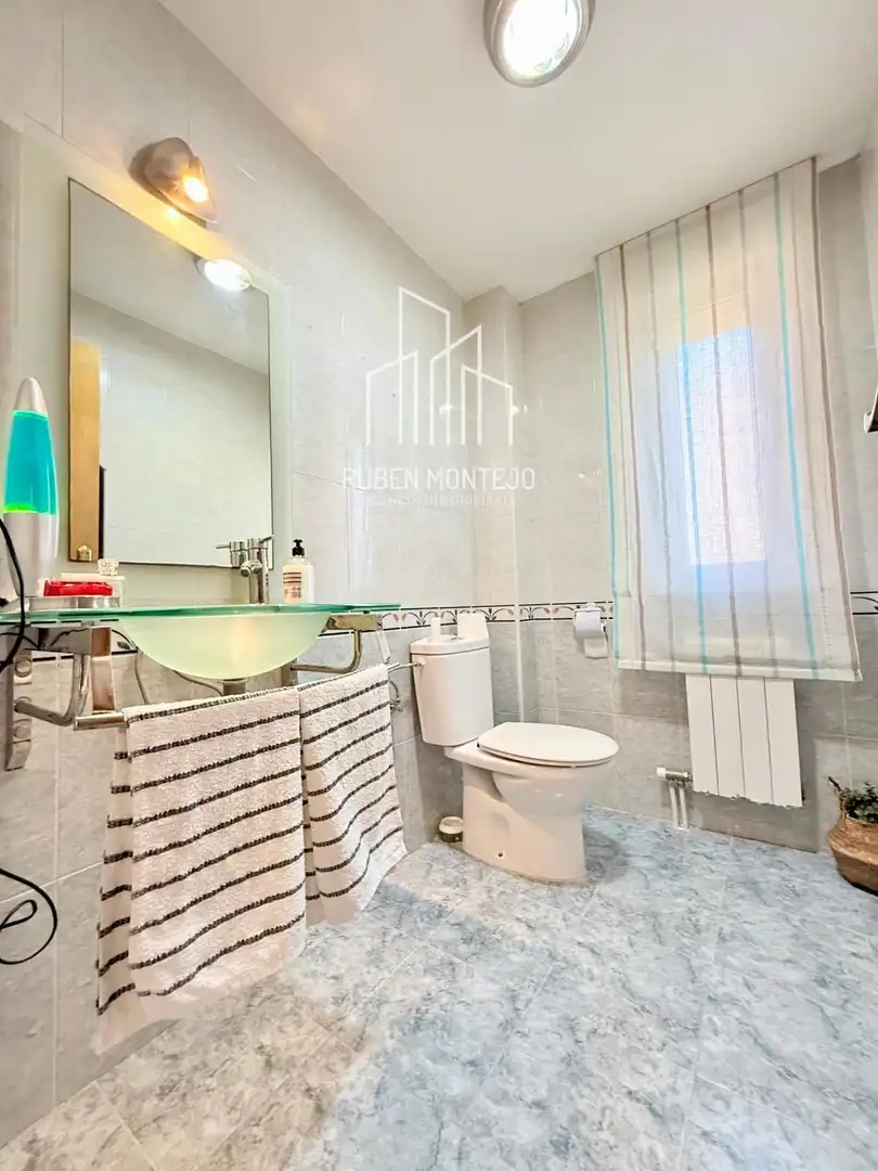 Badezimmer von Einfamilien-Reihenhaus zum Verkauf in Matilla de los Caños del Río mit Heizung, Privatgarten und Terrasse