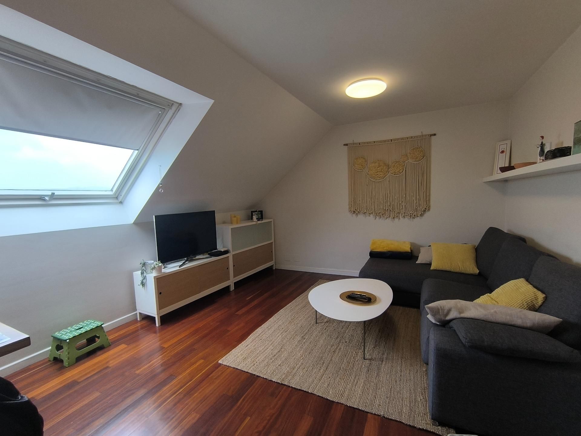 Sala d'estar de Àtic de lloguer en Santiago de Compostela  amb Calefacció