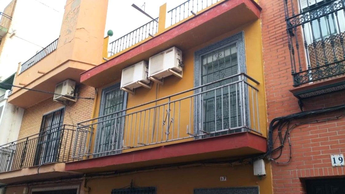 Exterior view of House or chalet for sale in  Sevilla Capital