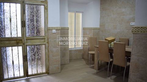 CASA CON PATIO Y COCHERA.