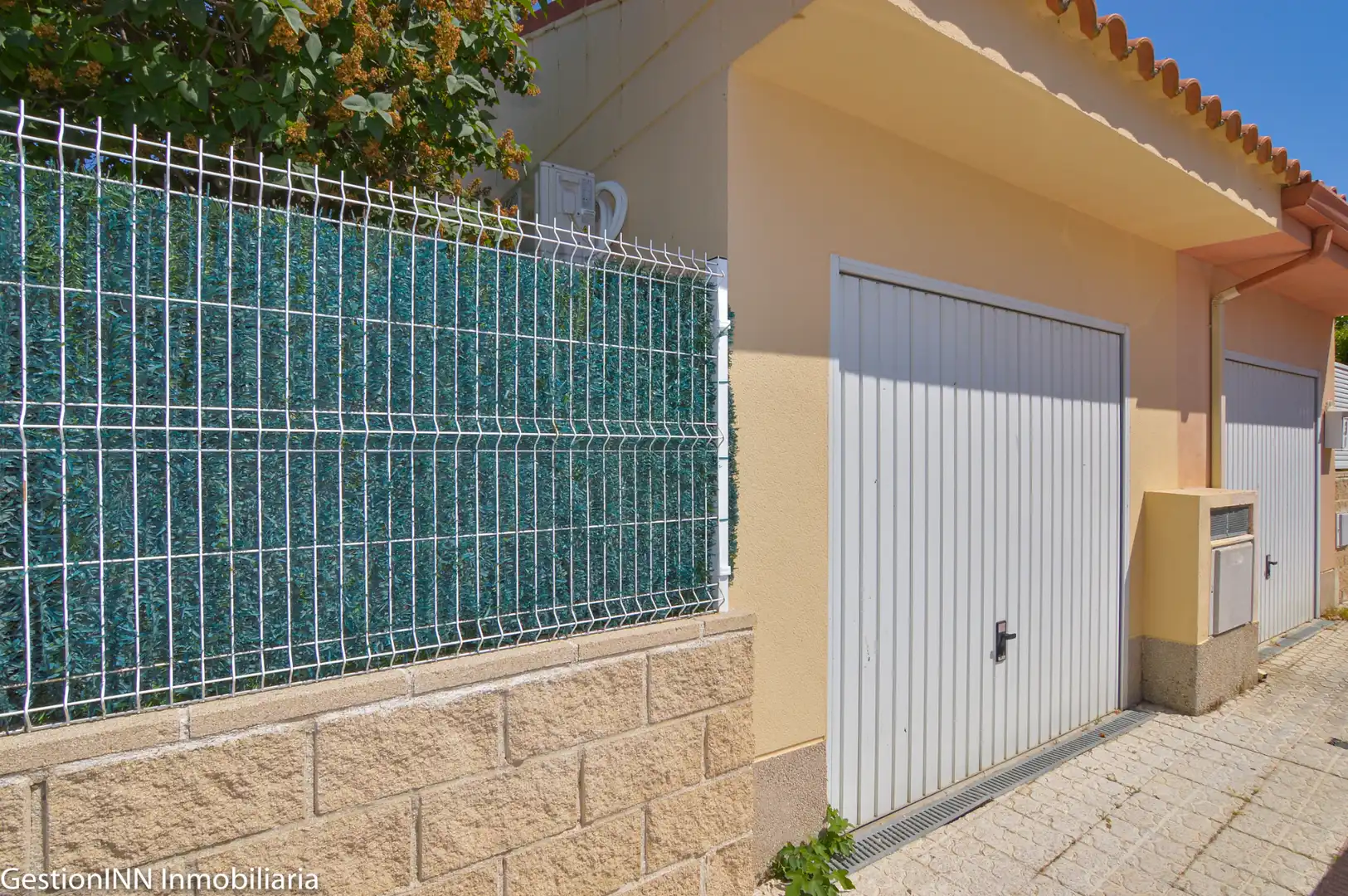 Vista exterior de Casa adosada en venta en Valdemorillo con Calefacción, Jardín privado y Parquet