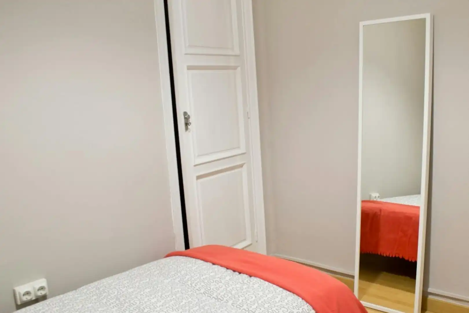 Habitación de Piso para compartir en  Valencia Capital con Lavadora y Internet