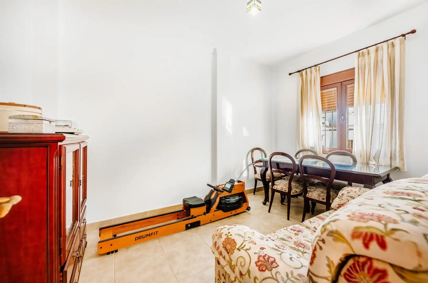 Sala d'estar de Casa o xalet en venda en Chiclana de la Frontera amb Aire condicionat, Jardí privat i Terrassa