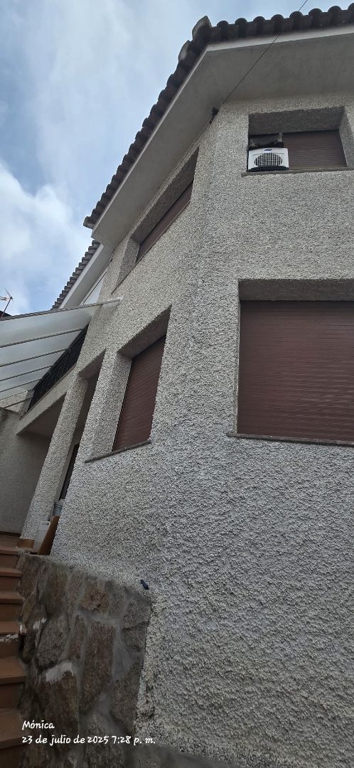 Vista exterior de Casa adosada en venda en Seseña amb Calefacció, Jardí privat i Terrassa