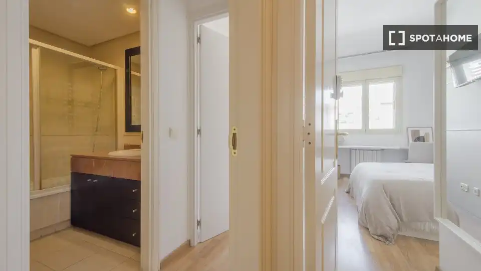 Bedroom of Flat for rent in Madrid  with Air Conditioner, Heating and Furnished