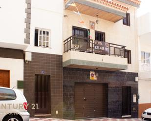 Vista exterior de Casa adosada en venda en Arico amb Terrassa i Balcó