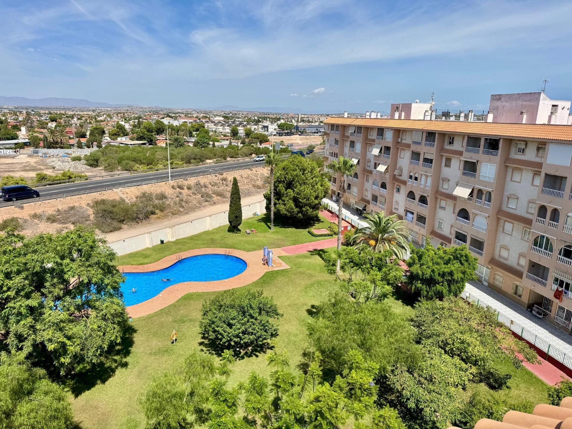 Vista exterior de Àtic en venda en Torrevieja amb Terrassa i Moblat