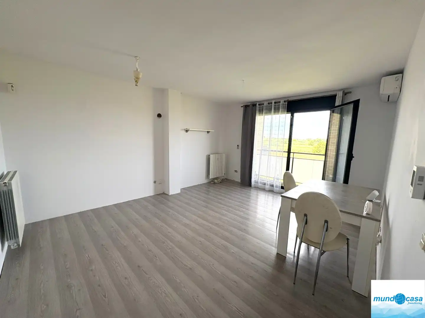 Living room of Flat for sale in Pinseque  with Air Conditioner, Heating and Terrace