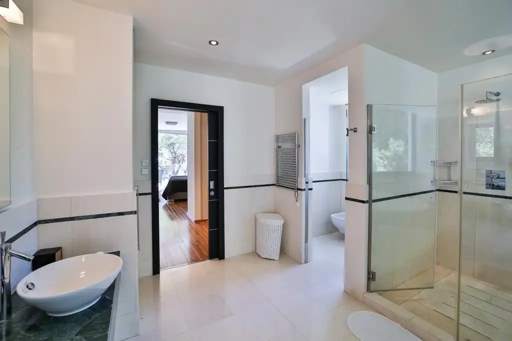 Baño de Casa o chalet de alquiler en Marbella con Aire acondicionado, Jardín privado y Terraza
