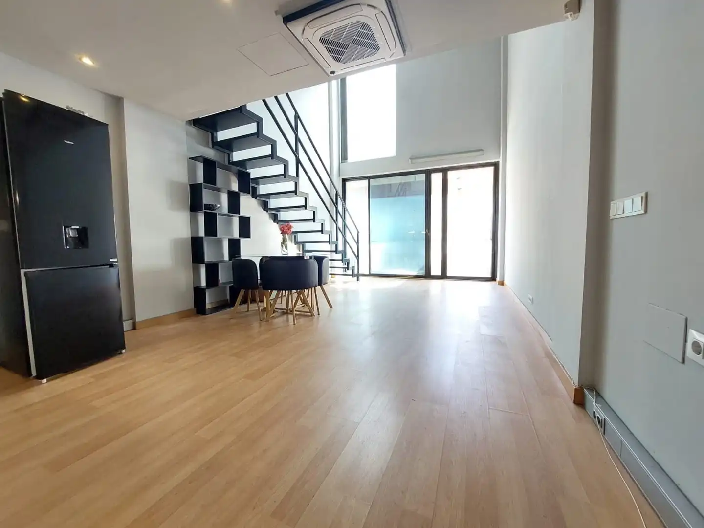 Sala d'estar de Dúplex en venda en Alcorcón amb Aire condicionat, Calefacció i Jardí privat