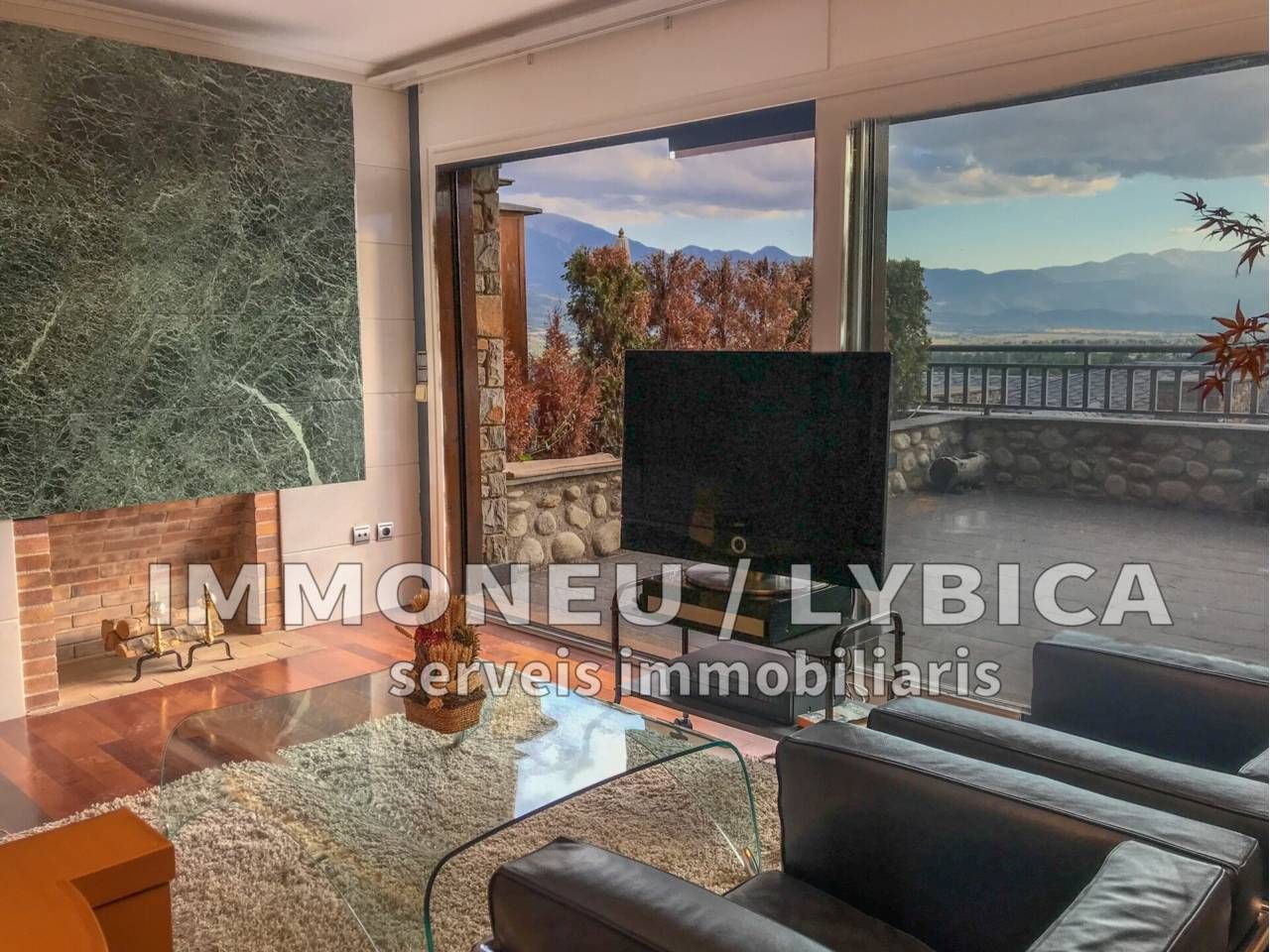 Sala d'estar de Casa adosada en venda en Puigcerdà amb Calefacció, Jardí privat i Parquet