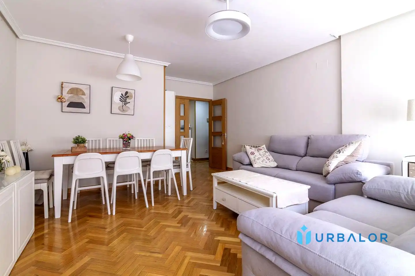 Sala d'estar de Pis en venda en Alcorcón amb Calefacció, Parquet i Piscina comunitària