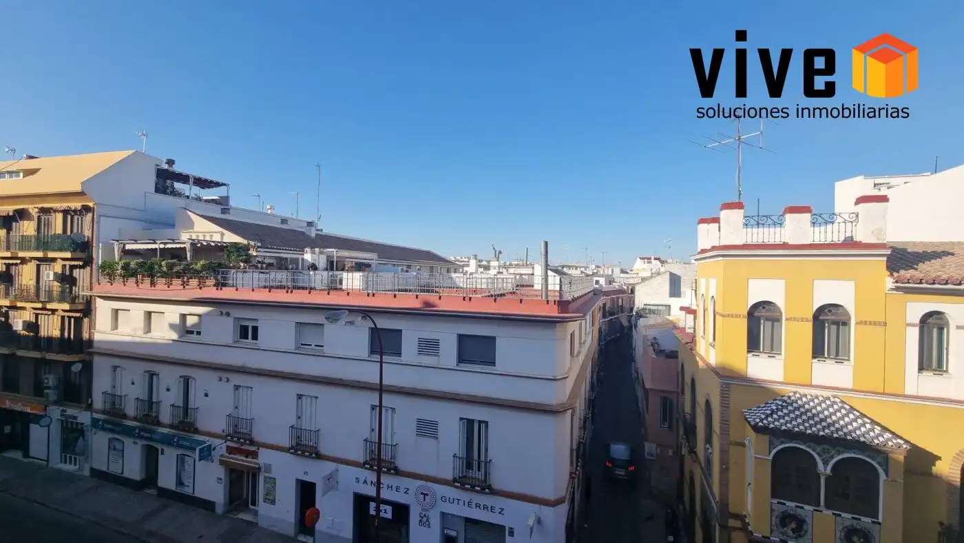 Außenansicht von Wohnung zur Miete in Sevilla mit Klimaanlage, Terrasse und Abstellraum
